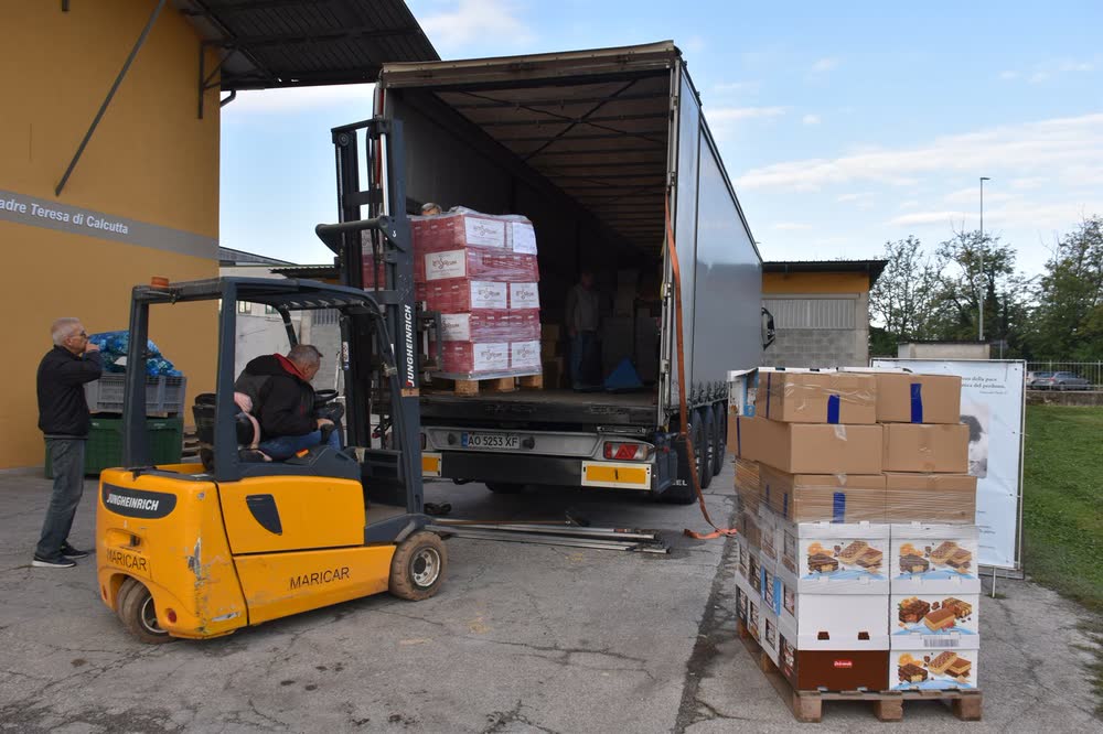 Carico di un tir di aiuti al magazzino dell'Auxilium a Ghedi