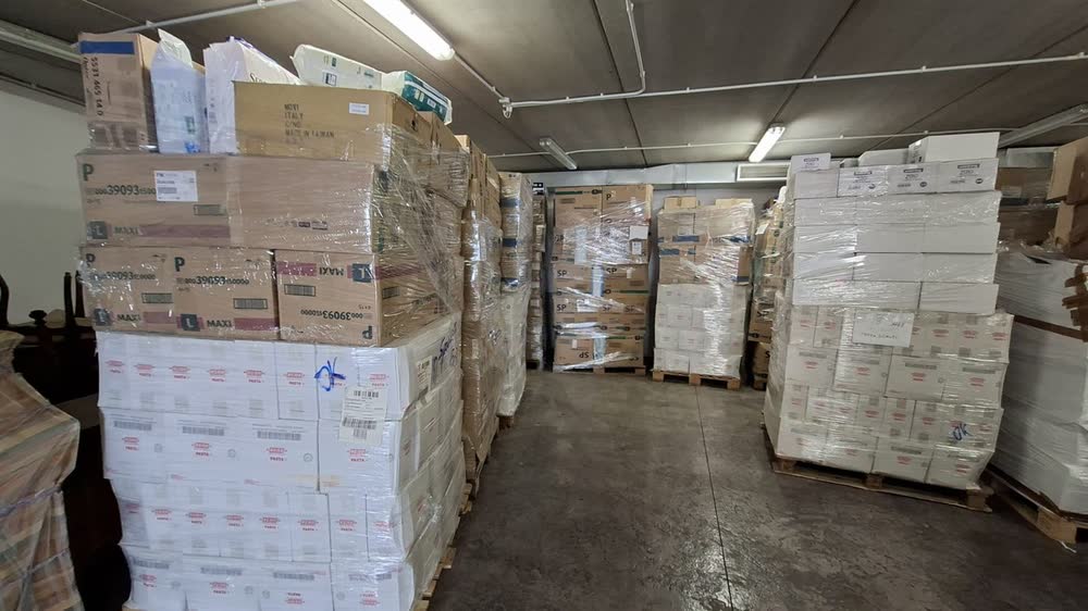 Generi alimentari e di prima necessità stoccati nel magazzino dell'Auxilium a Ghedi