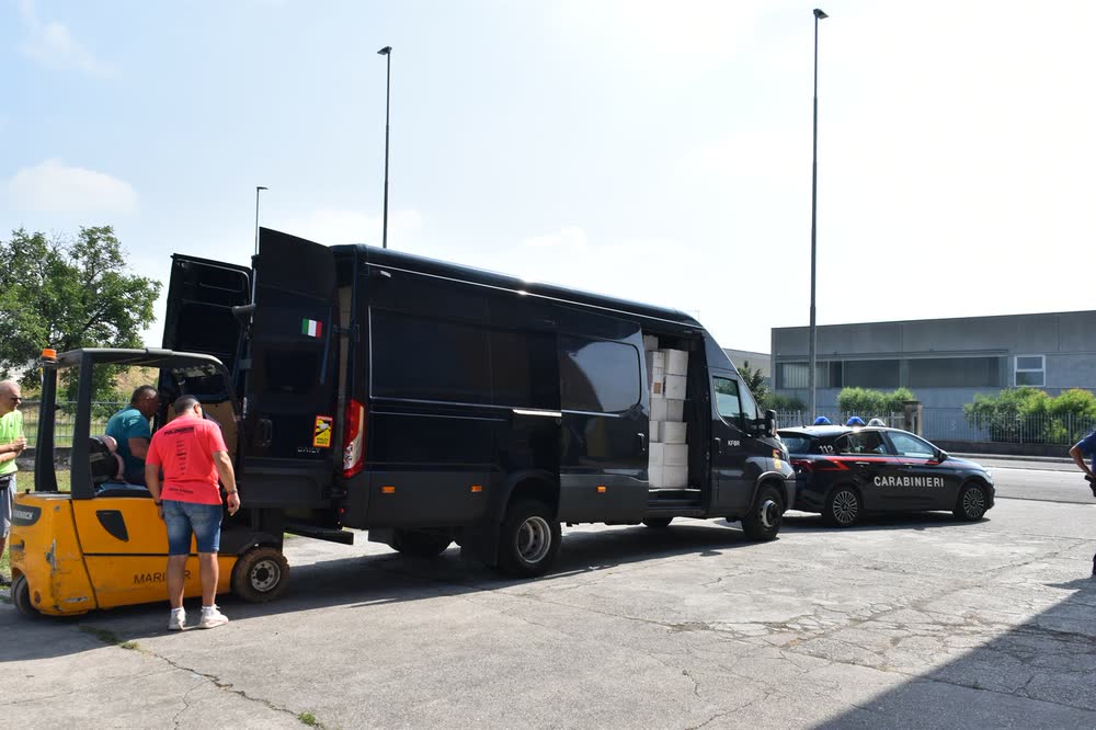 Carico del furgone per i Carabinieri italiani in Kosovo