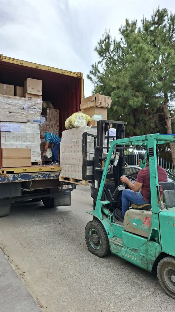 Scarico del container di aiuti dell'Auxilium in Libano